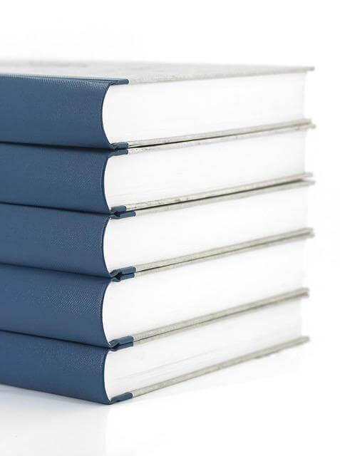 Lote de cinco libros uno encima de otro